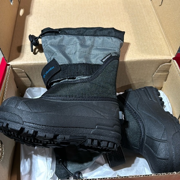 New snow boots - Picture 1 of 3